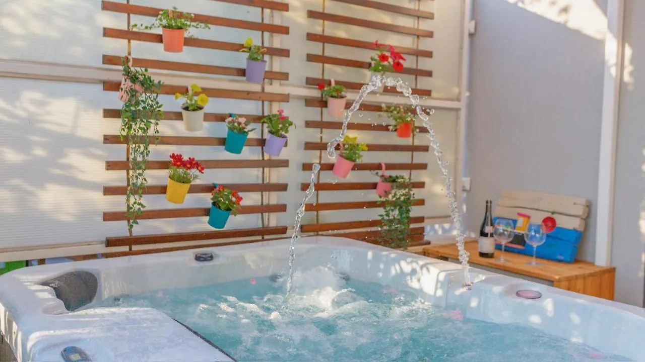 New Delux Green Garden Apartment With Hotube **** Split