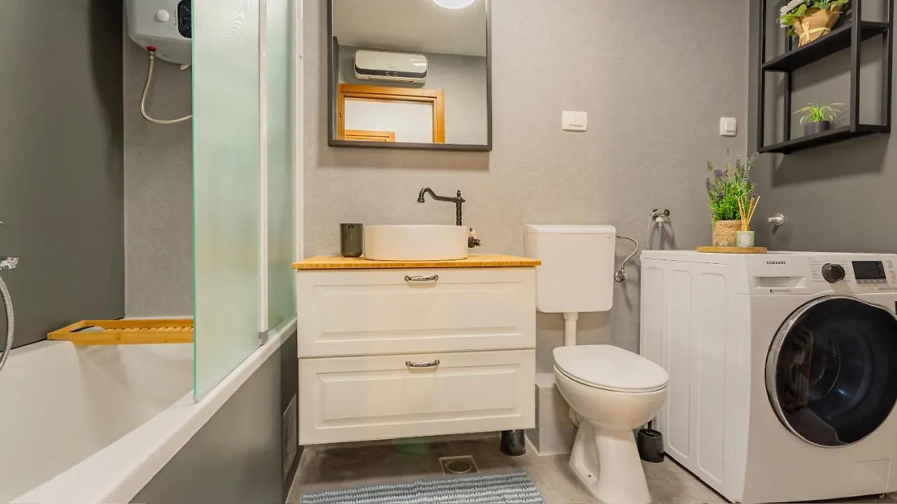 New Delux Green Garden Apartment With Hotube **** Split