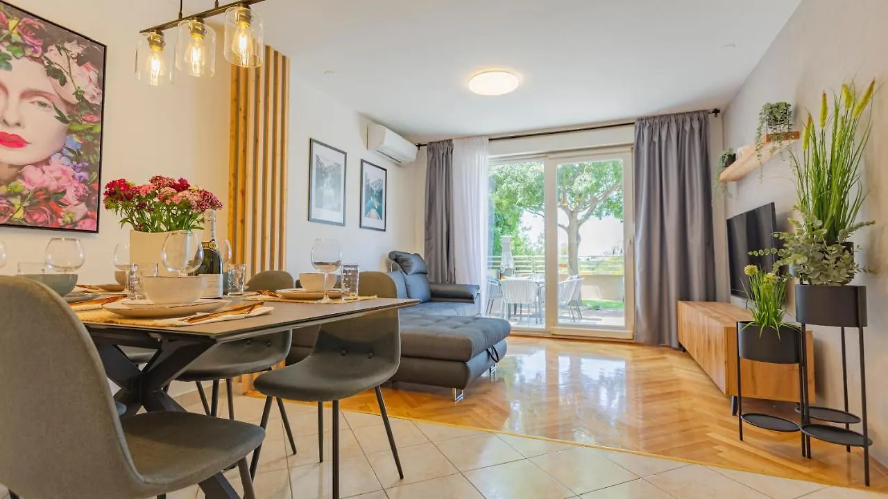 New Delux Green Garden Apartment With Hotube **** Split