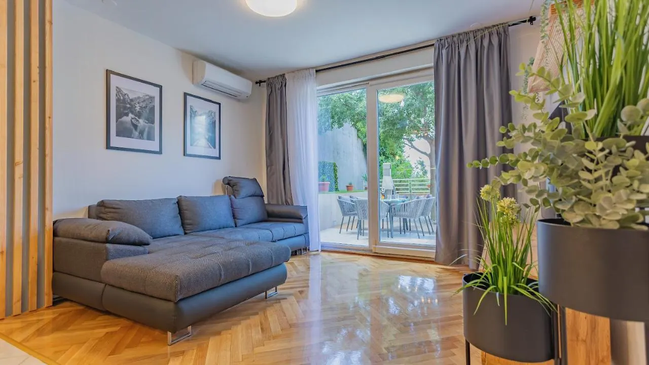 New Delux Green Garden Apartment With Hotube **** Split Croatia