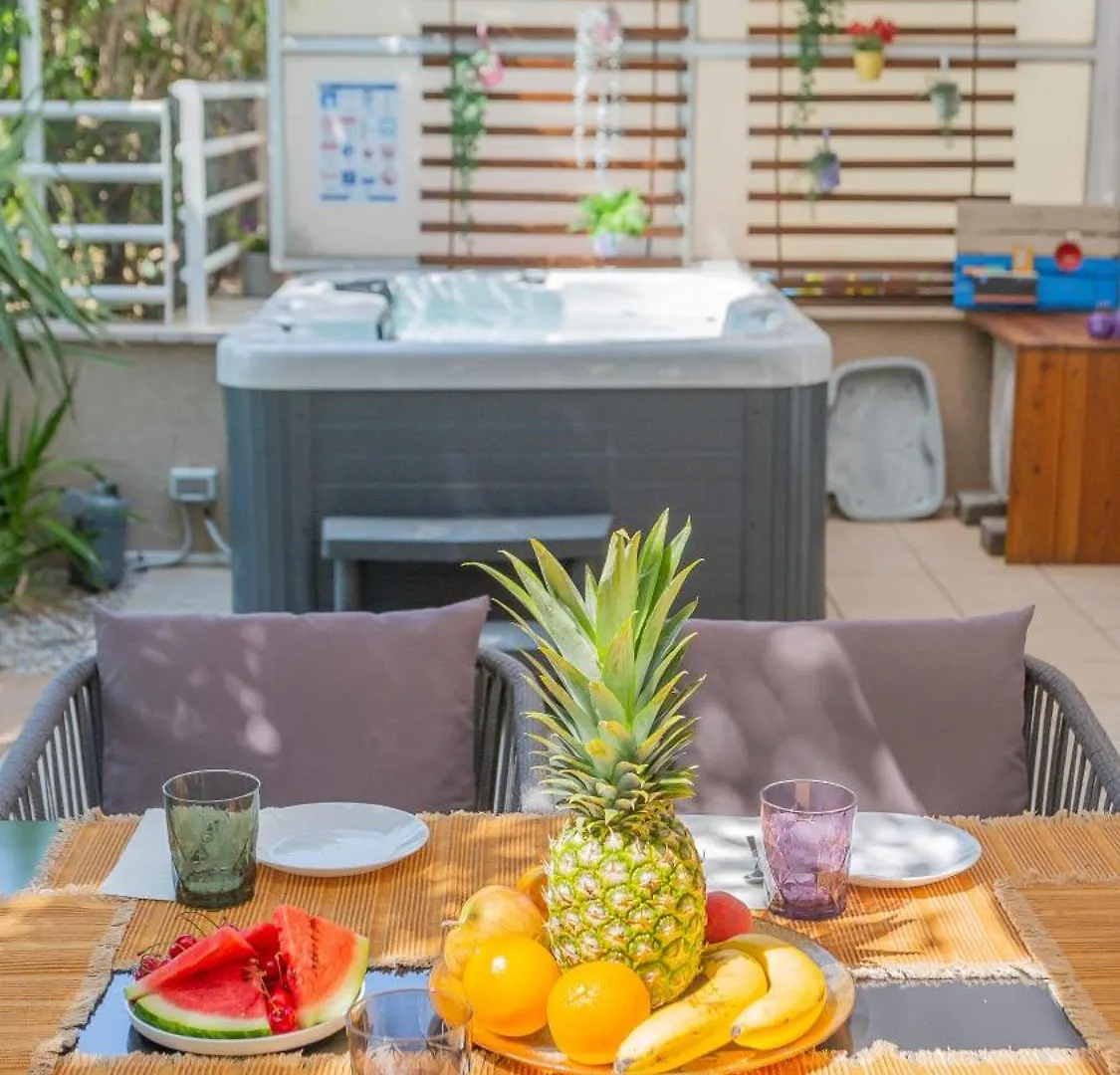 New Delux Green Garden Apartment With Hotube **** Split